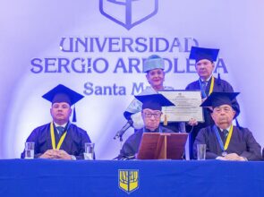LA SERGIO ARBOLEDA ENTREGÓ TÍTULO DE DOCTORADO HONORIS CAUSA A DOÑA CARMEN ABONDANO DE DÁVILA