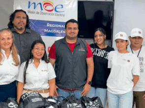 LA SERGIO ARBOLEDA PROMUEVE EL DIÁLOGO SOBRE DEMOCRACIA CON LA VISITA DE LA MOE MAGDALENA