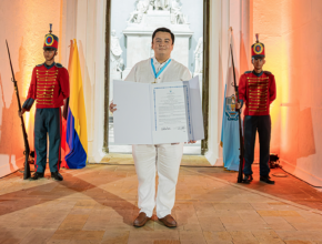 SECRETARIO GENERAL RECIBIÓ LA “GRAN CRUZ DE BASTIDAS”