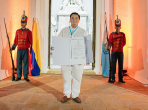SECRETARIO GENERAL RECIBIÓ LA “GRAN CRUZ DE BASTIDAS”