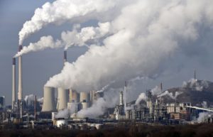 Vapor y humo salen de una estación de energía de carbón en Gelsenkirchen, Alemania, en diciembre de 2006. Un nuevo informe de un grupo científico internacional presentado el viernes 27 de septiembre de 2013 revela que la actividad humana es la principal causa del calentamiento global observado desde la década de 1950. (Foto AP/Martin Meissner, Archivo)