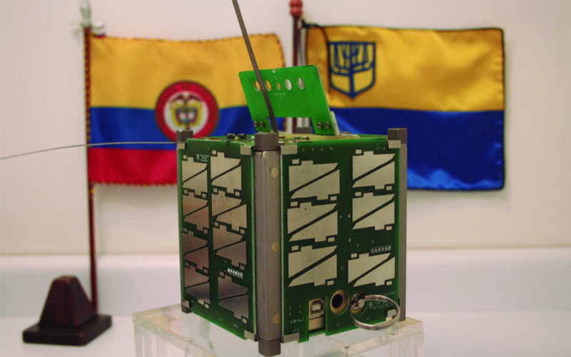 Imagen del Libertad en pruebas, con sus antenas de transmisión desplegadas . Se aprecian los paneles solares sin las celdas respectivas.
