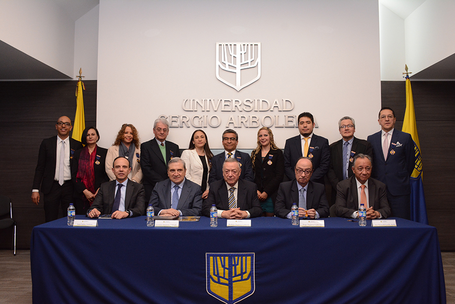 condecoracion-empleados-sergistas-universidad-sergio-arboleda-