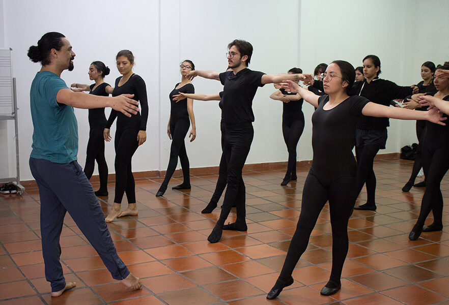 daniel-fetecua-visita-la-sergio-donde-estudiar-teatro-musical-bogota-pregrado-escuela-artes-musica-universidad-sergio-aboleda-4