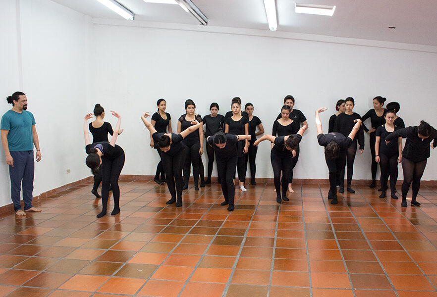 daniel-fetecua-visita-la-sergio-donde-estudiar-teatro-musical-bogota-pregrado-escuela-artes-musica-universidad-sergio-aboleda-7