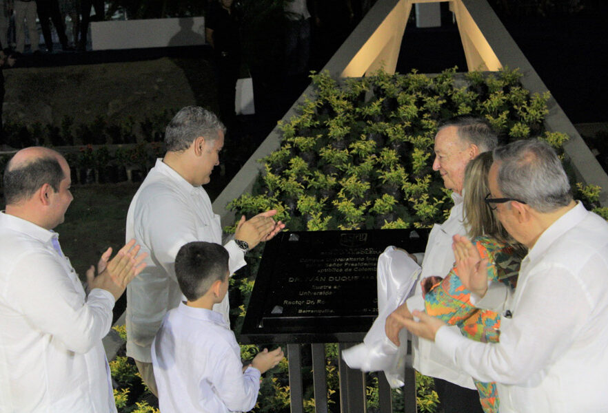 ivan-duque-presidente-colombia-egresado-destacado-pregrado-derecho-universidad-sergio-arboleda-placa-conmemorativa-inauguracion-universidad-sergio-aboleda-barranquilla