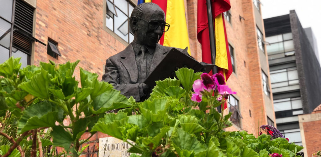 universidad-sergio-arboleda-rodrigo-noguera-laborde-fundador-busto-fachada