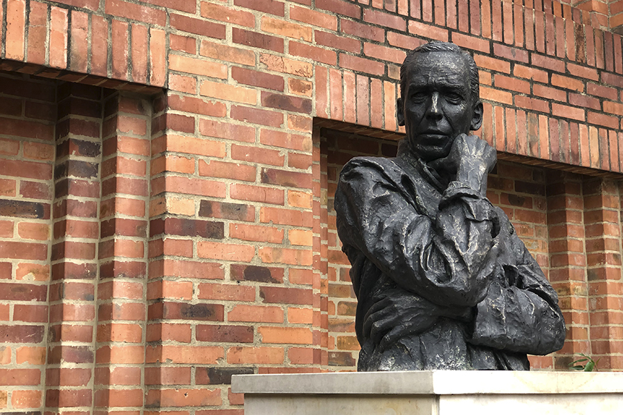 Álvaro Gómez Hurtado busto Universidad Sergio Arboleda