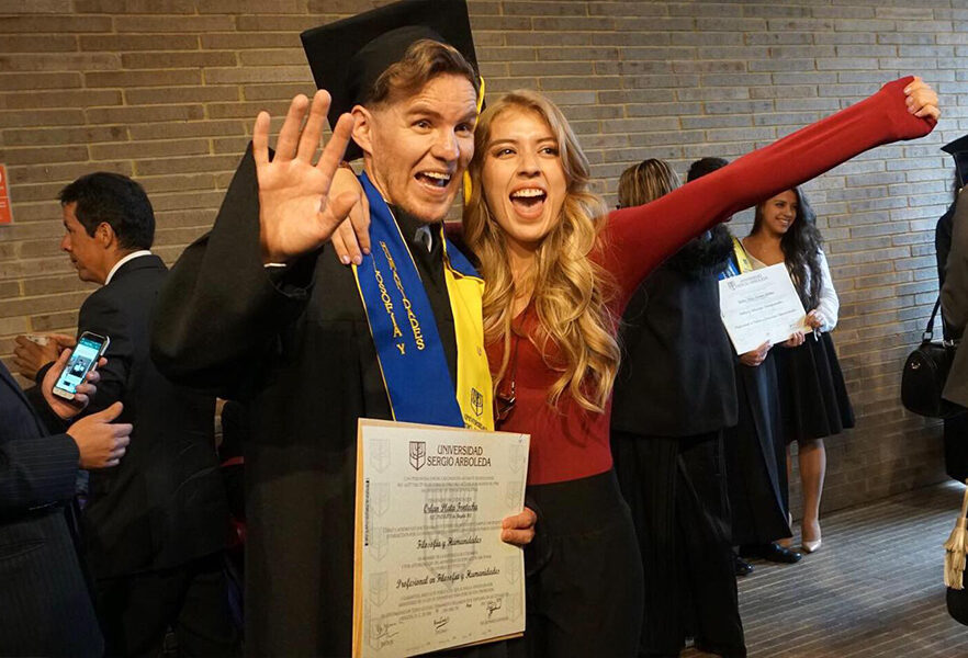 EGRESADO CELEBRANDO SU TRIUNFO DURANTE LA CEREMONIA 2019 I