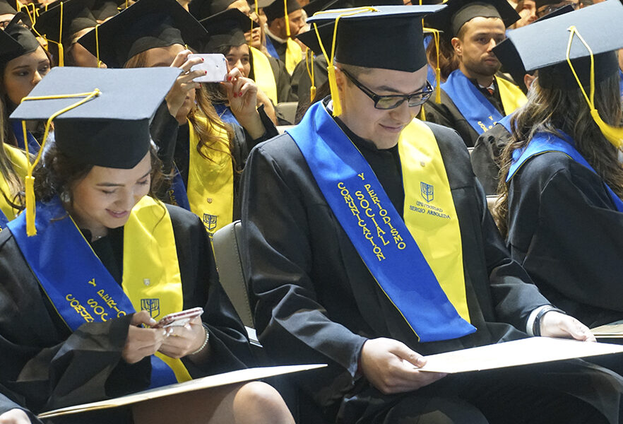 EGRESADOS DE LA UNIVERSIDAD SERGIO ARBOLEDA CON SU DIPLOMA