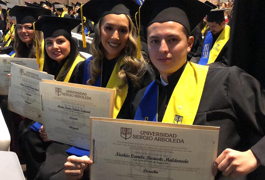 LOS NUEVOS ABOGADOS DE LA UNIVERSIDAD SERGIO ARBOELDA DURANTE LA CEREMONIA