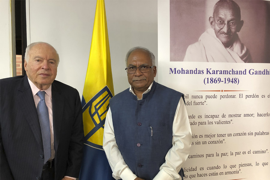 ravi-bangar-bmbajador-de-la-india-en-colombia-y-ecuador-visita-universidad-sergio-arboleda-conversatorio-mohandas-karamchand-gandhi