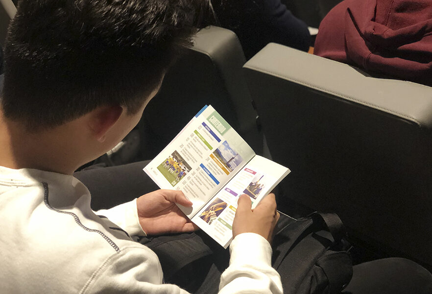 estudiantedelauniversidadsergioarboledadurantelasemanadeinduccion201902leyendolarevistaarbolea