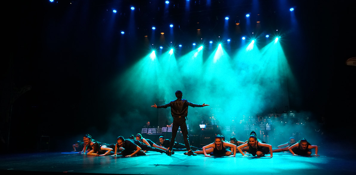 Estudiantes de teatro musical de la Universidad Sergio Arboleda en una puesta de escena con luces azules