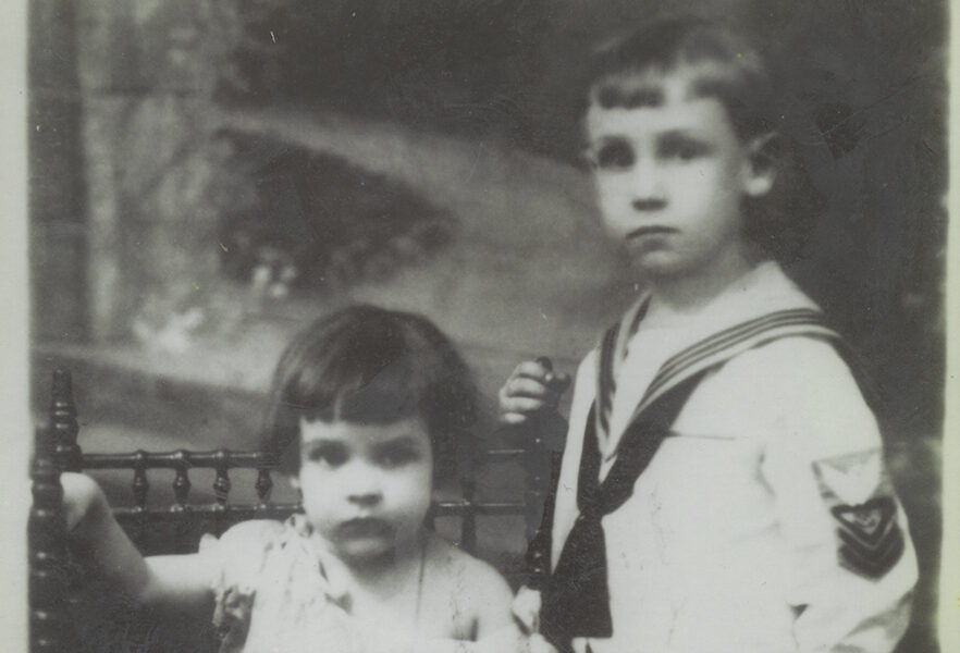 Aquí junto a su hermana menor Margot Noguera Laborde.