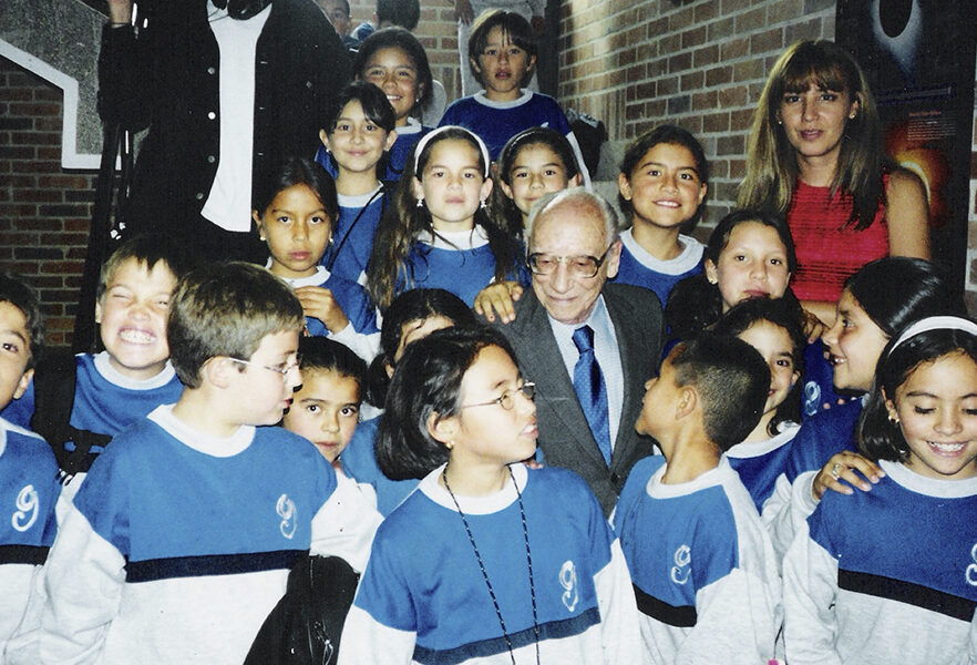 Noguera Laborde acompañado de pequeños estudiantes en su visita al Observatorio de La Sergio.