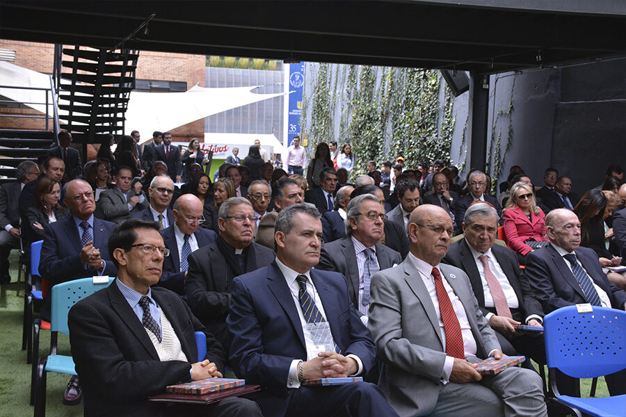asistentes-conversatorio-plazoleta-colores-universidad-sergio-arboleda-rodrigo-noguera-laborde-natalicio