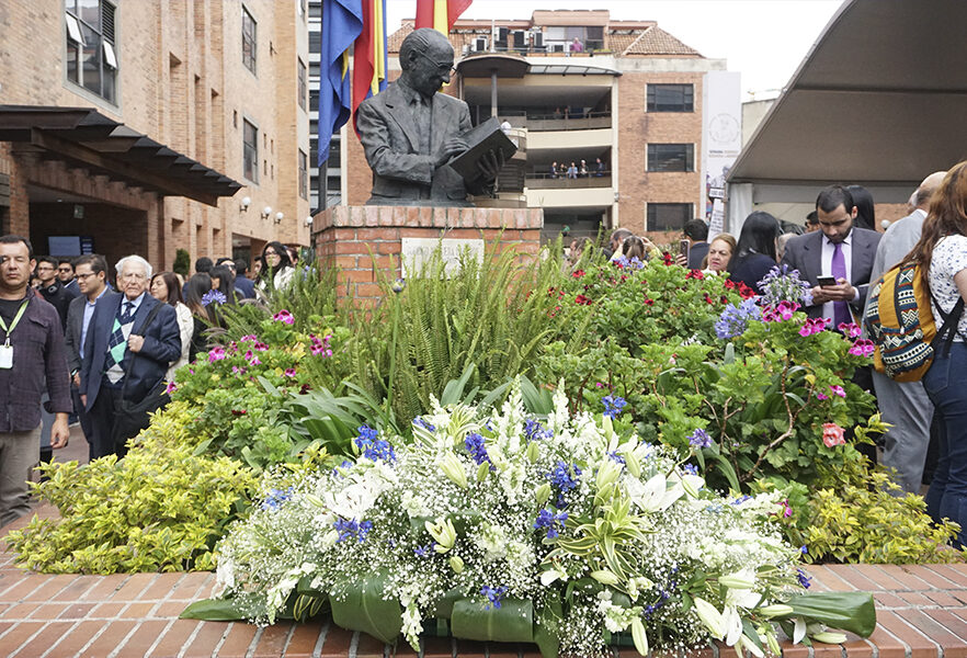 entrega-floral-centenario-rodrigo-noguera-laborde-universidad-sergio-arboleda