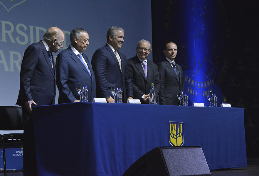 entrega-medalla-fundadores-presidente-directivos-universidad-sergio-arboleda-centenario-natalicio-rodrigo-noguera-laborde