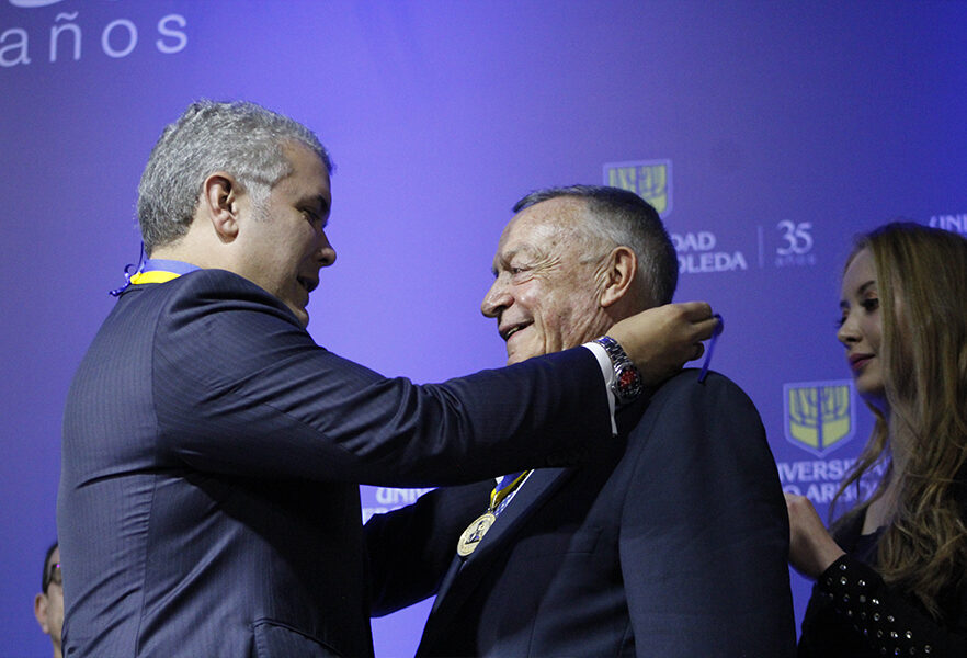 entrega-medalla-fundadores-rector-universidad-sergio-arboleda-rodrigo-noguera-calderon-presidente-ivan-duque-colombia