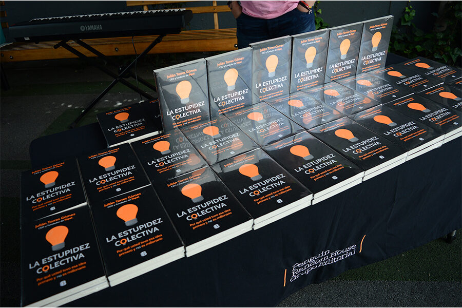 lanzamiento-libro-la-estupidez-colectiva-centro-emprendimiento-innovacion-universidad-sergio-arboleda-2019-4
