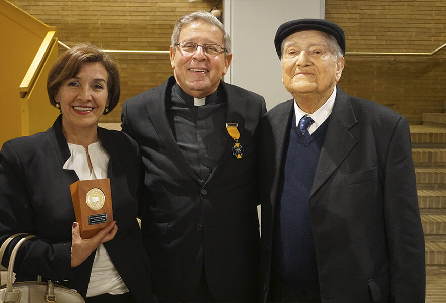 padre-mauricio-uribe-condecorado-universidad-sergio-arboleda