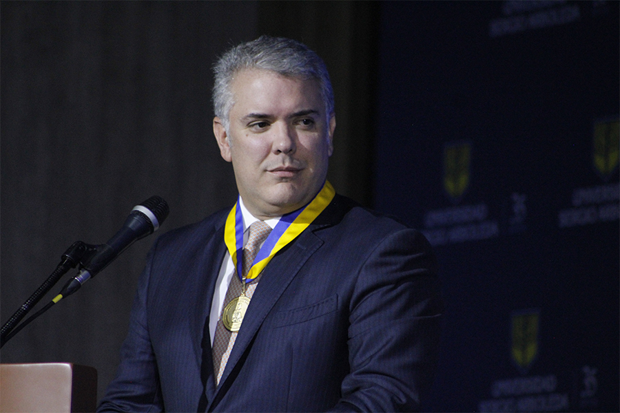 presidente-republica-colombia-ivan-duque-marquez-medalla-fundadores-egresado-ilustre-universidad-sergio-arboleda-conmemoracion-centenario-natalicio-rodrigo-noguera-calderon