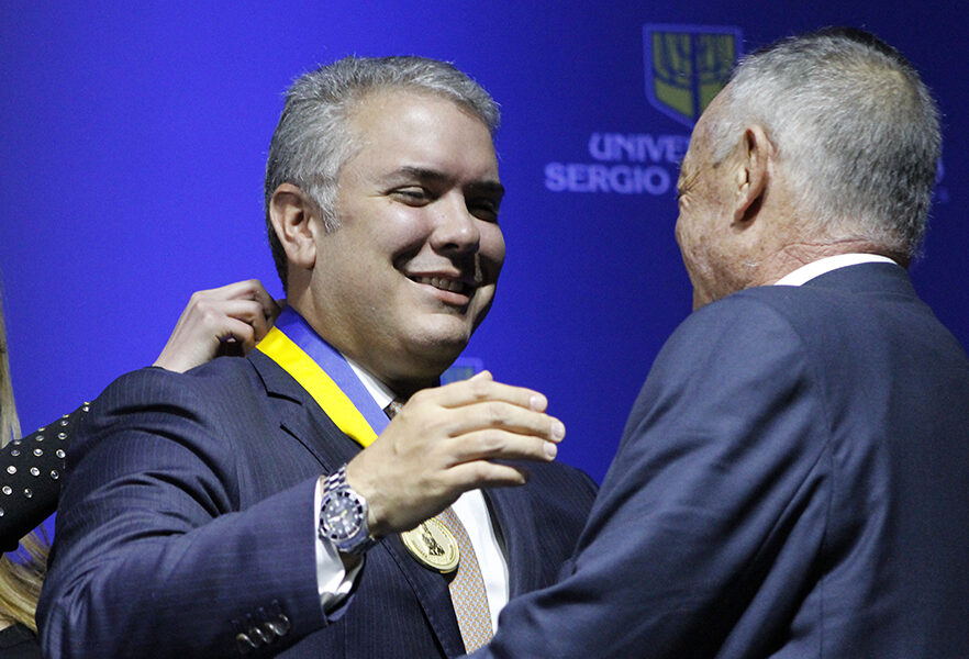 presidente-republica-recibiendo-distintcion-medalla-fundadores-universida-sergio-arboleda-ivan-duque-rodrigo-noguera-calderon-rector