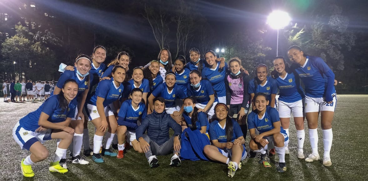 Estudiantes Sergistas integrantes del equipo femenino de fútbol celebran la victoria frente al equipo de la Javeriana