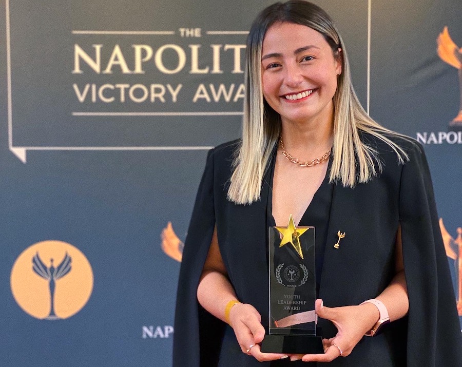 Camila Farfan Egresada de Derecho de La Sergio recibe el galardón Youth Leadership Award en los Napolitan Victory Awards
