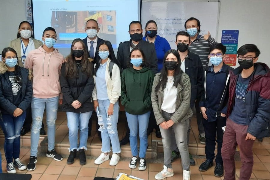Estudiantes de primer semestre de la Escuela de Historia en su bienvenida en La Sergio