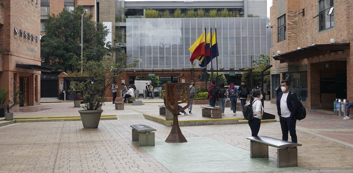 Fachada plazoleta central Universidad Sergio Arboleda 2022