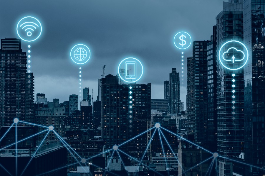 Concepto de ciudad digital señales en el cielo de wi-fi, servicios de cloud, celular, internet y divisas