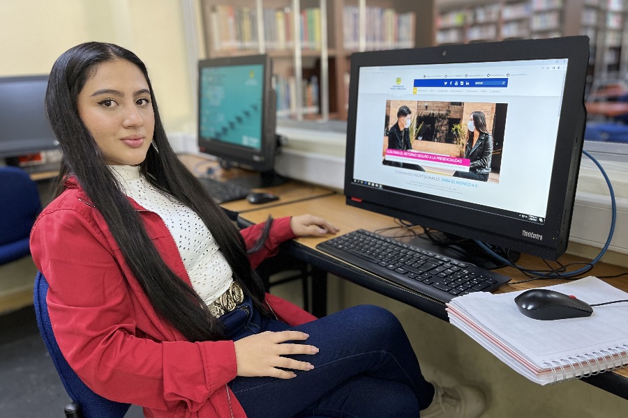 Estudiante de la Universidad Sergio Arboleda haciendo uso de los computadores disponibles en la biblioteca