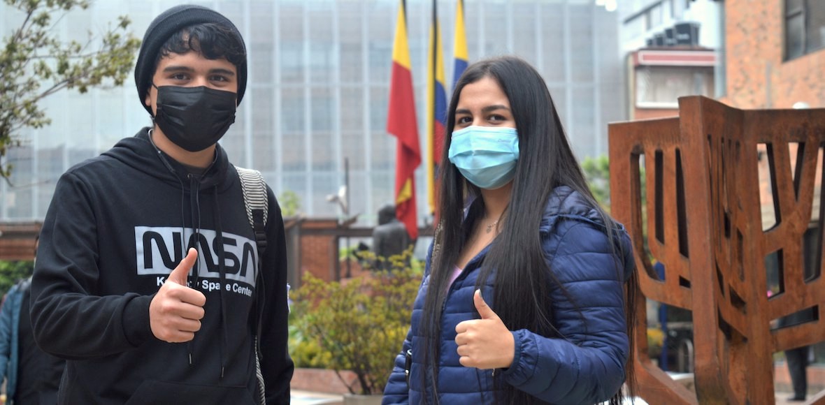 Estudiantes Sergistas en la plazoleta principal Universidad Sergio Arboleda