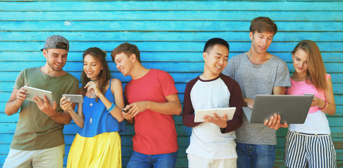 Estudiantes de diferentes nacionalidades aprendiendo idiomas a través de dispositivos móviles