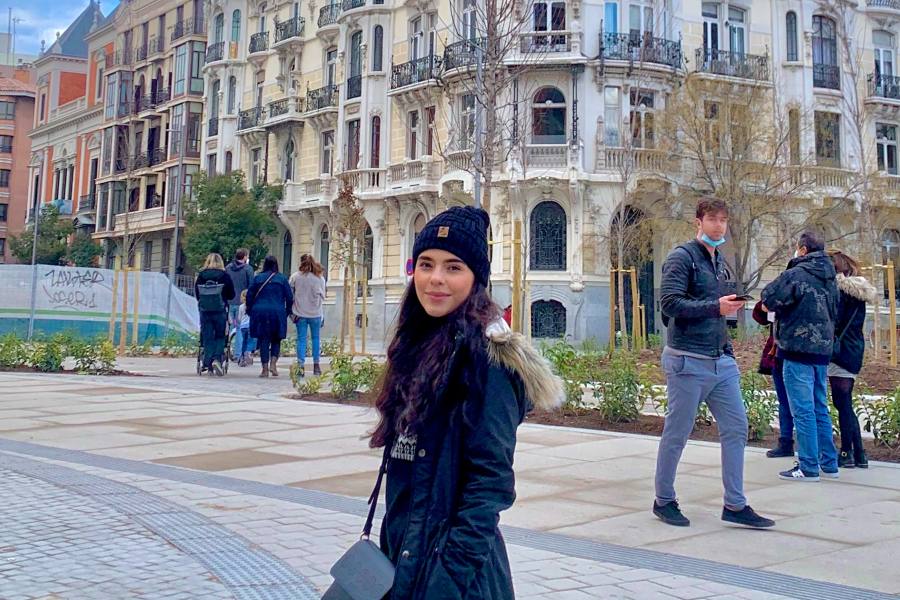 Camila Gongora Garzón, estudiante de la Escuela Mayor de Derecho en la plaza central de Madrid, España.