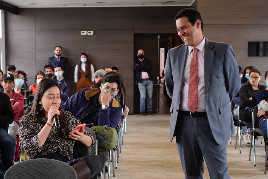 Leonardo Arango, uno de los líderes del proyecto por parte de La Sergio, conversa con una tripulante durante el evento.
