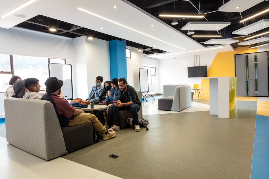 Estudiantes disfrutan el Centro de Innovación y Desarrollo Digital de la Universidad Sergio Arboleda