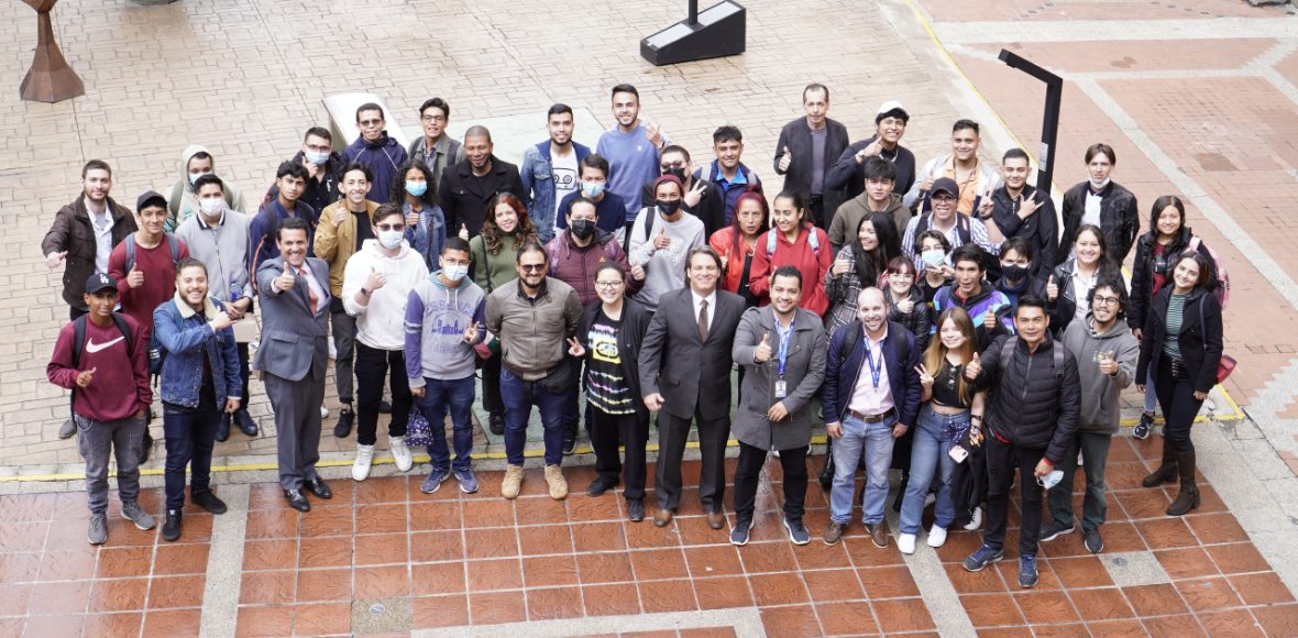 Tripulantes de Misión TIC 2022 en el campus de La Sergio