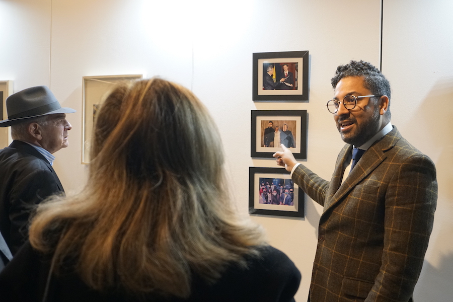 Julián Montaña, decano de la Escuela de Artes y Música señala una fotografía.