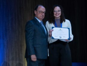 “GRACIAS A ESTA DISTINCIÓN LOGRÉ OBTENER UNA BECA PARA CONTINUAR CON MIS ESTUDIOS”, ESTUDIANTE RECONOCIDA EN EL PROGRAMA DE HONORES RODRIGO NOGUERA LABORDE 2025-3